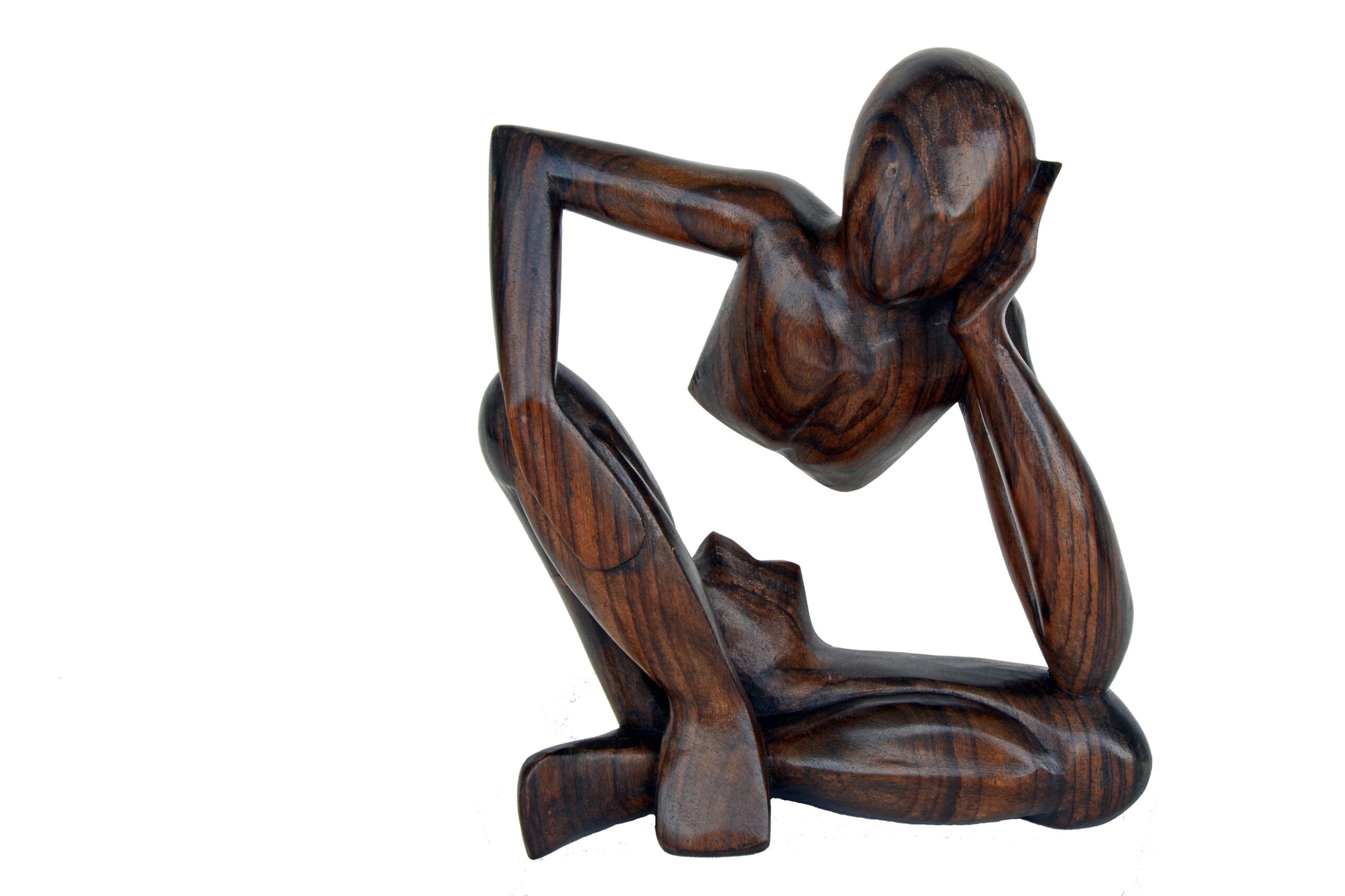 Holzfigur einer nachdenklichen Person