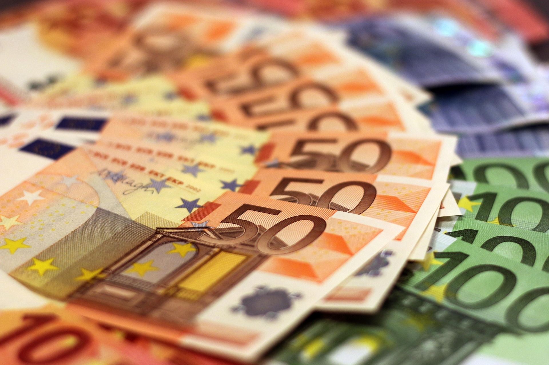 ein Stapel Euroscheine liegen auf einem Tisch